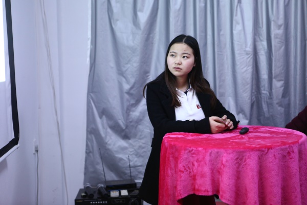 你在故宮修文物，我在紅瓜子拍企業宣傳片